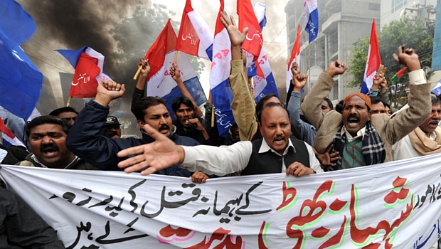 Em Multan, cristãos paquistaneses protestam contra o assassinato de Bhatti