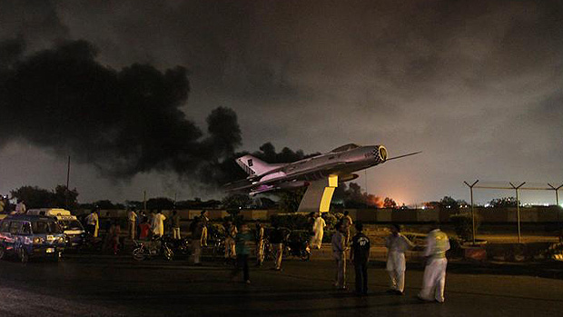 Base aérea da Marinha do Paquistão: invasão, explosões e tiroteio