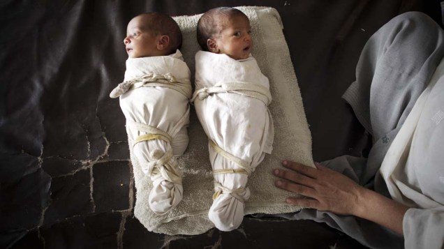 No Paquistão, os gêmeos Abdullah Khan e Muhammed Bilal nasceram em um hospital improvisado nas dependências de uma escola em Nowshera, que abriga as vítimas das chuvas