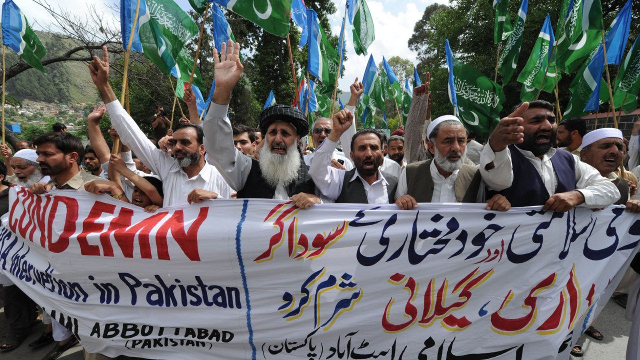 Manifestantes paquistaneses protestam contra os Estados Unidos em Abbottabad