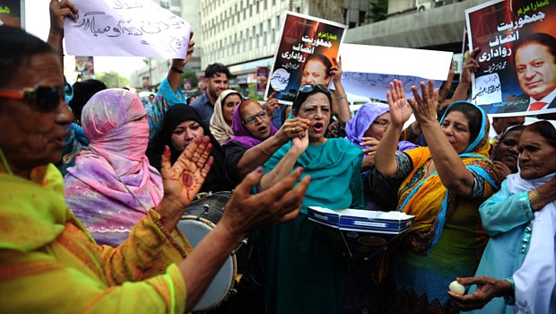Manifestantes pedem a volta de chefe de governo Yusuf Raza Gilani