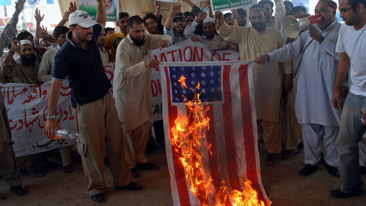 Paquistaneses queimam bandeira americana em protesto à morte de bin Laden
