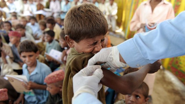 Desabrigados das enchentes no Paquistão recebem vacina contra hepatite. Veja galeria de fotos das enchentes no Paquistão