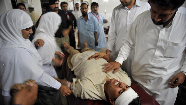 Ferido é atendido em hospital de Peshawar, após atentado contra padaria na cidade de Nowshera, no Paquistão