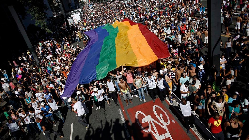 Participantes concentrados para a 18ª Parada do Orgulho de Lésbicas, Gays, Bissexuais, Travestis e Transexuais de São Paulo, que acontece neste domingo (04), na Avenida Paulista, região central da capital paulista. O evento é organizado pela Associação da Parada do Orgulho GLBT de São Paulo (APOGLBT)