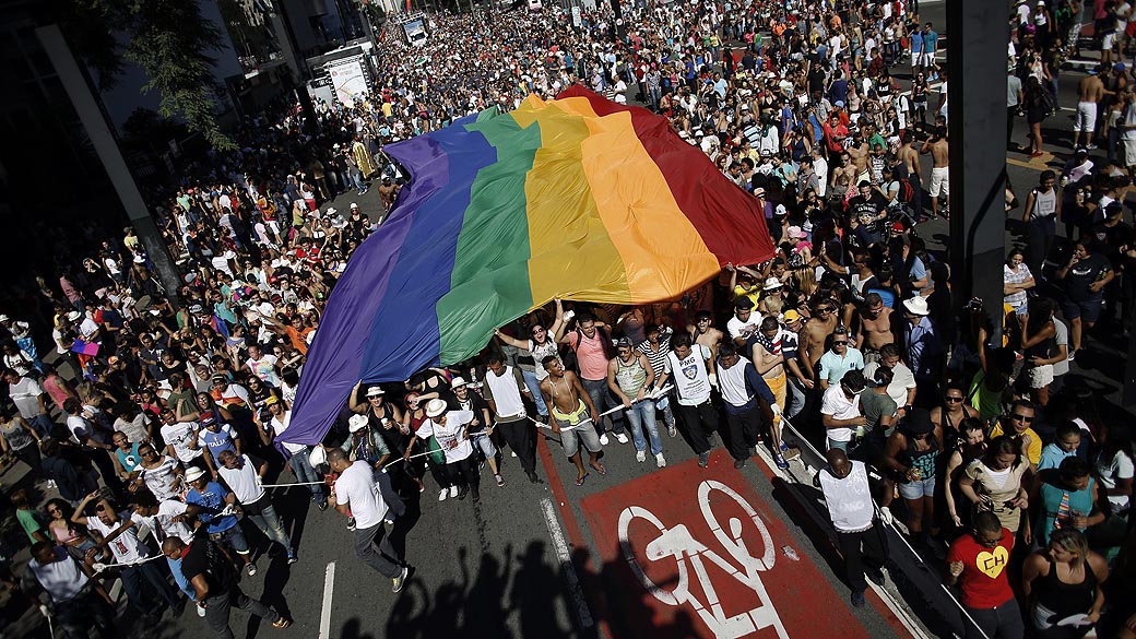 Participantes concentrados para a 18ª Parada do Orgulho de Lésbicas, Gays, Bissexuais, Travestis e Transexuais de São Paulo, que acontece neste domingo (04), na Avenida Paulista, região central da capital paulista. O evento é organizado pela Associação da Parada do Orgulho GLBT de São Paulo (APOGLBT)