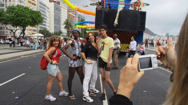 Participantes da Parada Gay, realizada na praia de Copacabana, posam para fotógrafos. 14/11/2010