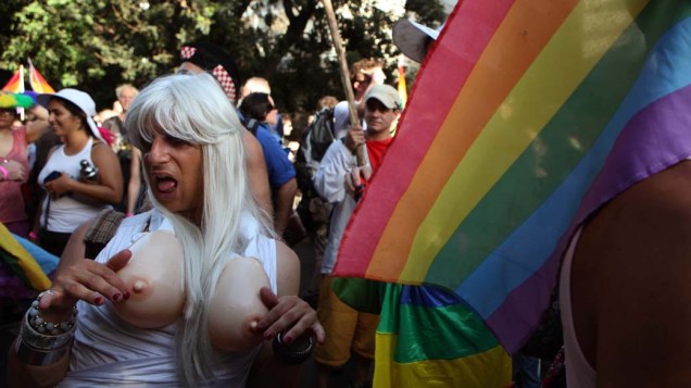 Israelense participa da Parada do Orgulho Gay em Jerusalém