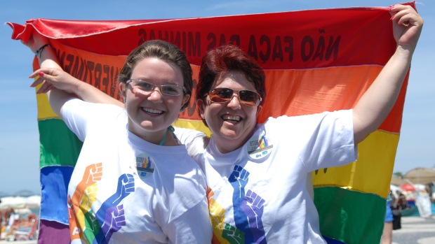 Parada Gay do Rio 2013 leva milhares de pessoas à orla de Copacabana