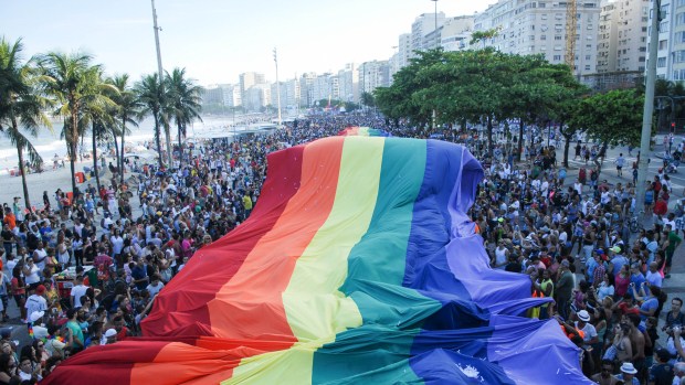 Parada Gay do Rio 2013 leva milhares de pessoas à orla de Copacabana