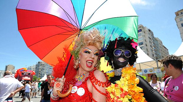 Parada Gay: participantes fantasiados tomam conta da orla de Copacabana