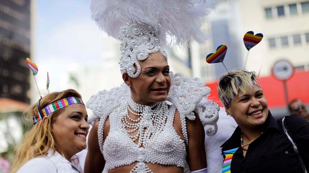 Participantes da 16ª edição da Parada Gay que percorre a avenida Paulista, em São Paulo