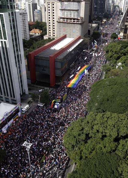 Vista geral da 16ª Parada Gay na avenida Paulista, em São Paulo