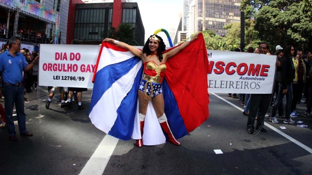 Participantes da 16ª edição da Parada Gay que percorre a avenida Paulista, em São Paulo