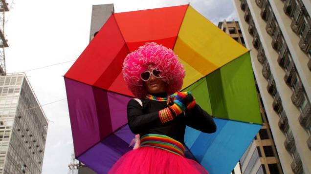 Participante da 16ª edição da Parada Gay que percorre a avenida Paulista, em São Paulo