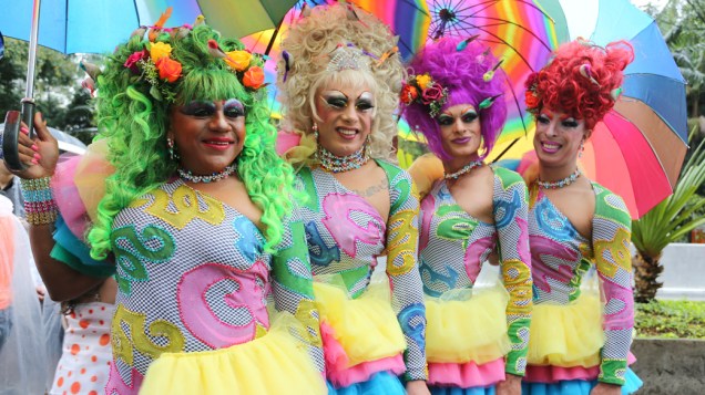 Drag queen posa para fotos na Parada do Orgulho LGBT (Lesbicas, Gays, Bissexuais e Travestis), na Avenida Paulista