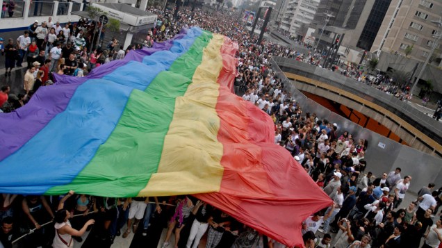 Público participa da 15ª Parada do Orgulho Gay em São Paulo