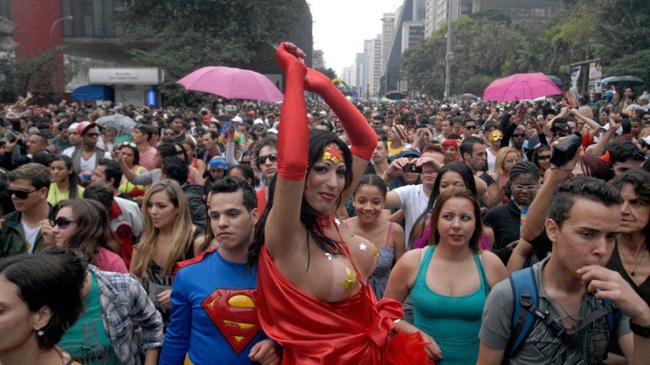 Público participa da 15ª Parada do Orgulho Gay em São Paulo