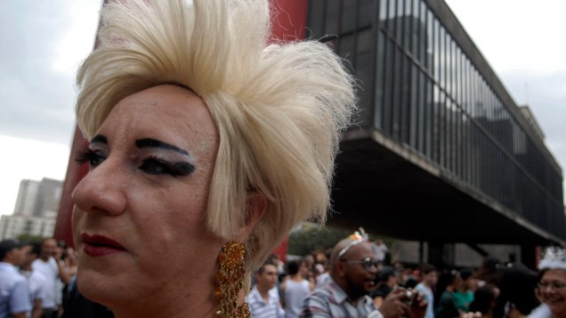 Público participa da 15ª Parada do Orgulho Gay em São Paulo<br>
