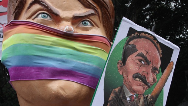 Manifestantes da Parada Gay ironizam o deputado Jair Bolsonaro