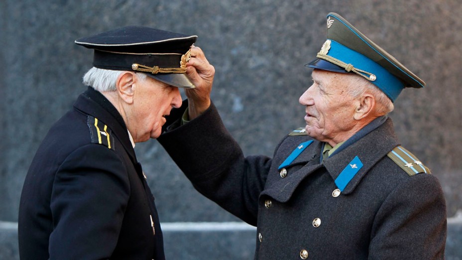 Homens se preparam para as comemorações do 95º aniversário da revolução bolchevique em Kiev, na Ucrânia