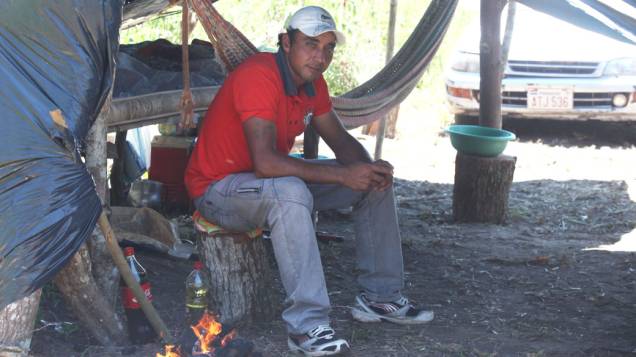 Cezar Cohene Carpeiro, sem-terra paraguaio, em acampamento em Ñacunday