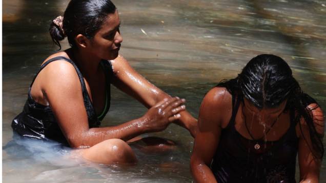 Meninas se banham em rio no Paraguai, em acampamento sem-terra, em Ñacunday