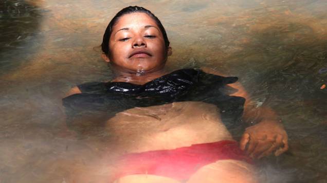Mulher se banha em rio, em Ñacunday, no Paraguai