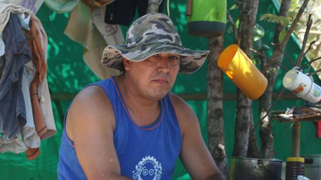 O brasileiro Rafael, em acampamento de sem-terras paraguaios, em Ñacunday