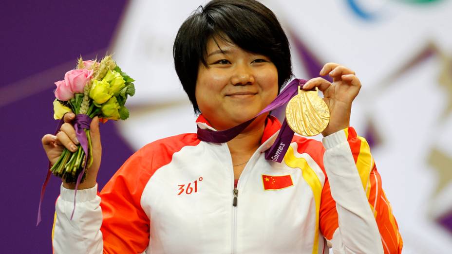 A chinesa Zhang Cuiping, medalha de ouro no tiro esportivo da Paralímpiada, em 30/08/2012