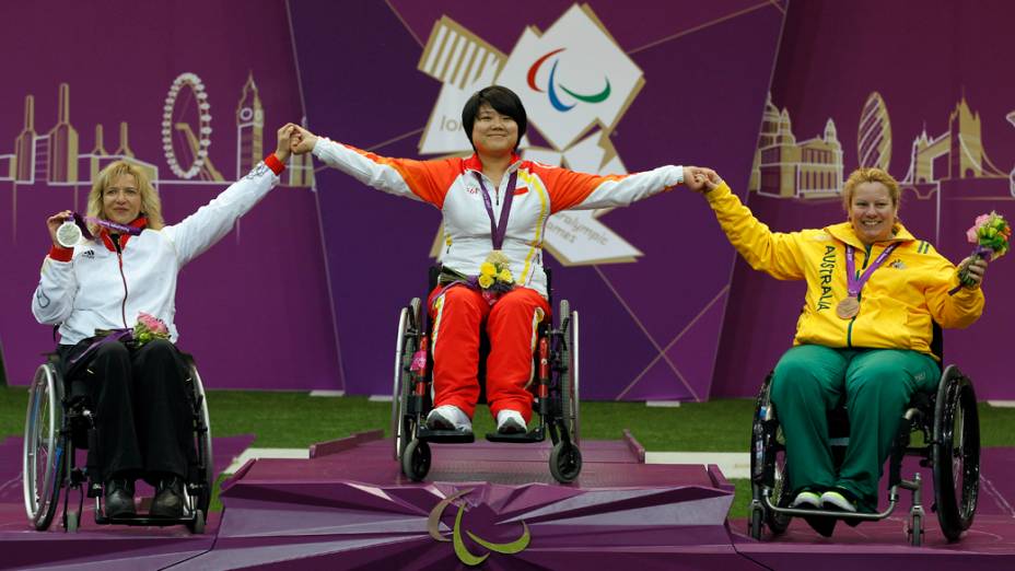A alemã Manuela Schmermund, a chinesa Zhang Cuiping e a australiana Natalie Smith, na premiação do tiro esportivo na Paralímpiada, em 30/08/2012