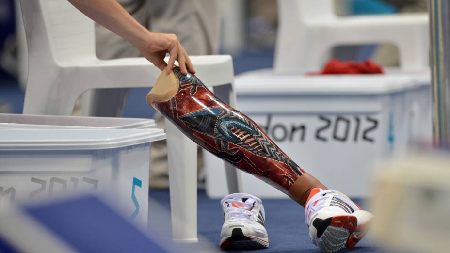 Voluntário retira prótese do nadador Sven Decaesstecker, da Bélgica, durante os 200m medley