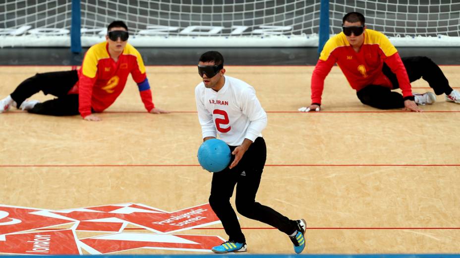 Partida entre Irã e China no goalball, modalidade criada exclusivamente para pessoas com deficiência visual, em 30/08/2012