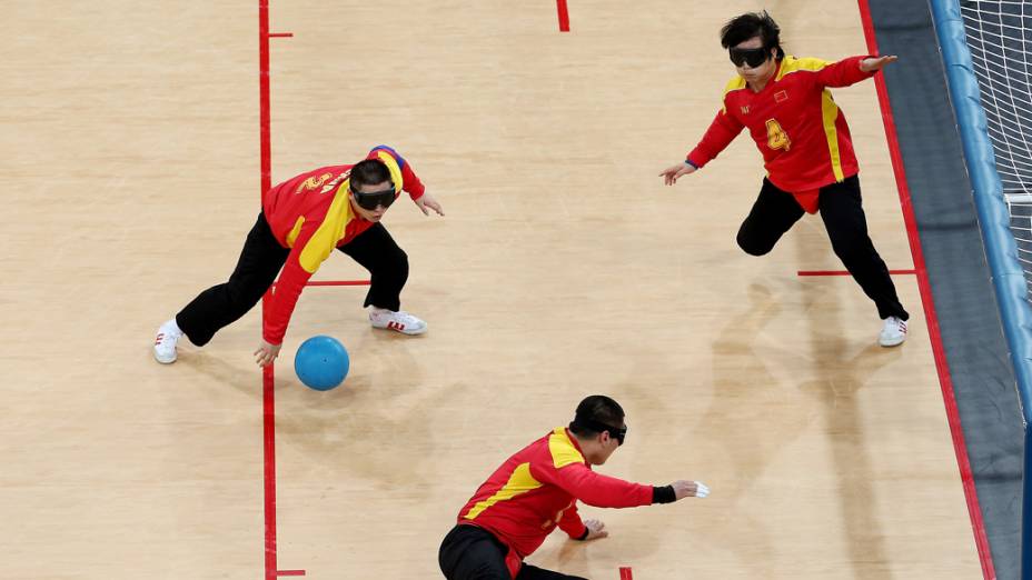 Partida entre Irã e China no goalball, modalidade criada exclusivamente para pessoas com deficiência visual, em 30/08/2012