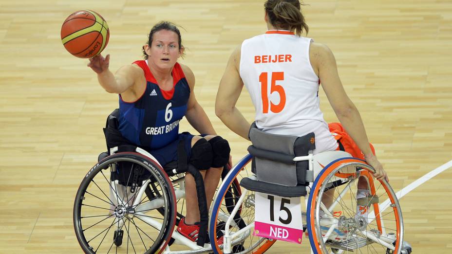 A britânica Clare Strange, e a holandesa Mariska Beijer durante partida de basquete nos Jogos Paralímpicos de Londres