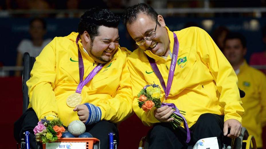 Os brasileiros Dirceu José Pinto e Eliseu Dos Santos, medalha de ouro no torneio de bocha