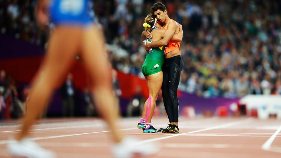 Terezinha Guilhermina e seu guia Guilherme Soares de Santana. Em solidariedade, a atleta se jogou na pista e desistiu da prova após notar a queda do companheiro