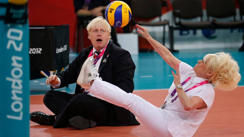 A atriz britânica Barbara Windsor e o prefeito de Londres Boris Johnson participam de jogo de exibição de vôlei sentado