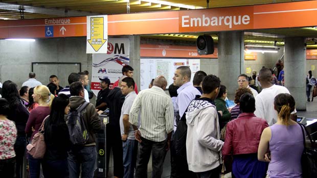Movimentação na estação Guaianazes em São Paulo, em 13/06/13. Os funcionários da CPTM decretaram greve por tempo indeterminado após assembleia realizada na noite de quarta-feira (12/06). A greve atingiu as linhas 8-Diamante, 9-Esmeralda, 11-Coral e 12-Safira