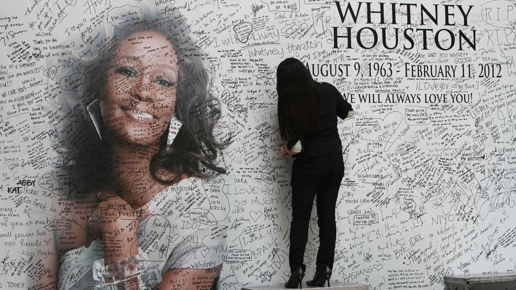 Fã deixa mensagem em parede de tributo à Whitney Houston em shopping de Manila, Filipinas