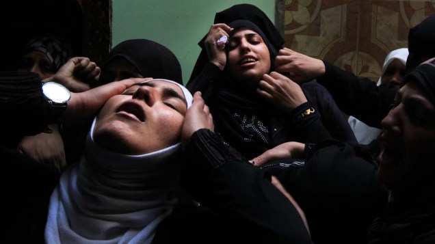 Parentes durante funeral de militante palestino da Jihad islâmica morto em ataque aéreo israelense na Faixa de Gaza