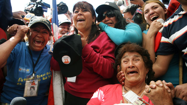 Familiares acompanham o resgate dos mineiros na mina San José