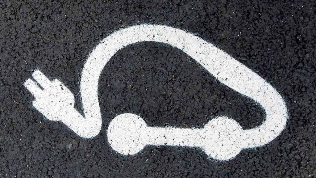 Logotipo do carro elétrico da Autolib pintado em uma estrada em Vaucresson, Paris
