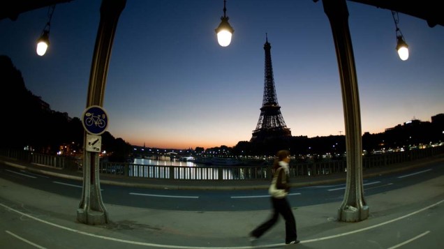 Vista da ponte Bir Hakeim e Torre Eiffel, em Paris