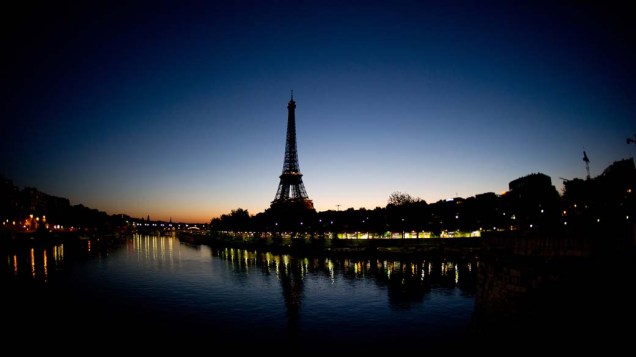 Vista do Rio Sena e Torre Eiffel, em Paris