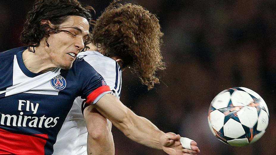 Cavani, do PSG, em disputa com o brasileiro David Luiz