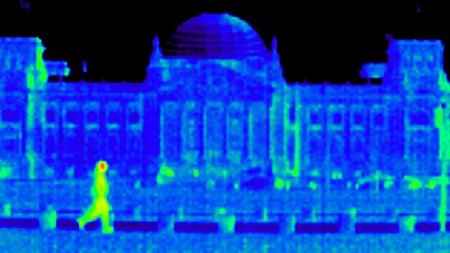 Fotografia tirada com câmera de imagem termal em frente ao prédio do parlamento alemão, em Berlim
