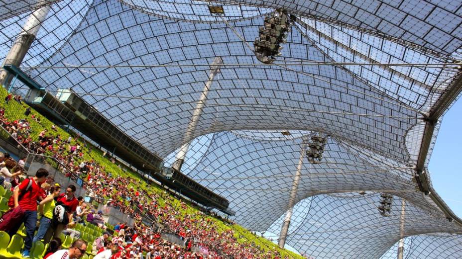 O Estádio Olímpico de Munique, com sua famosa cobertura de metal e acrílico: o local foi palco da cerimônia em homenagem aos atletas israelenses mortos pelos palestinos