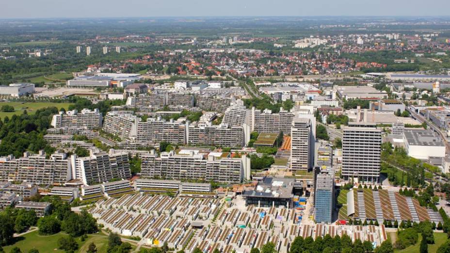 Vista aérea da vila olímpica de Munique, palco da pior tragédia da história olímpica. A rua onde ficava o apartamento dos israelenses está na segunda fileira de prédios, na Connollystrasse