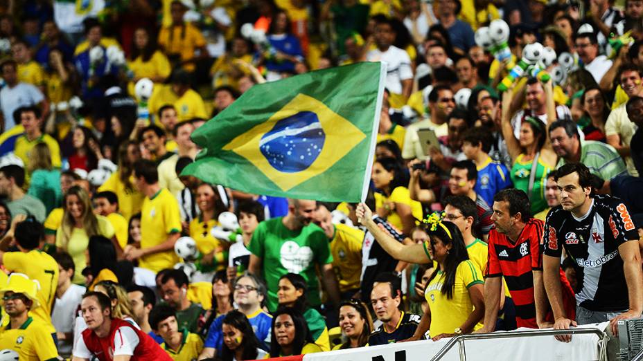 Torcina na partida entre Brasil e Inglaterra, o primeiro amistoso para a Copa das Conferações
